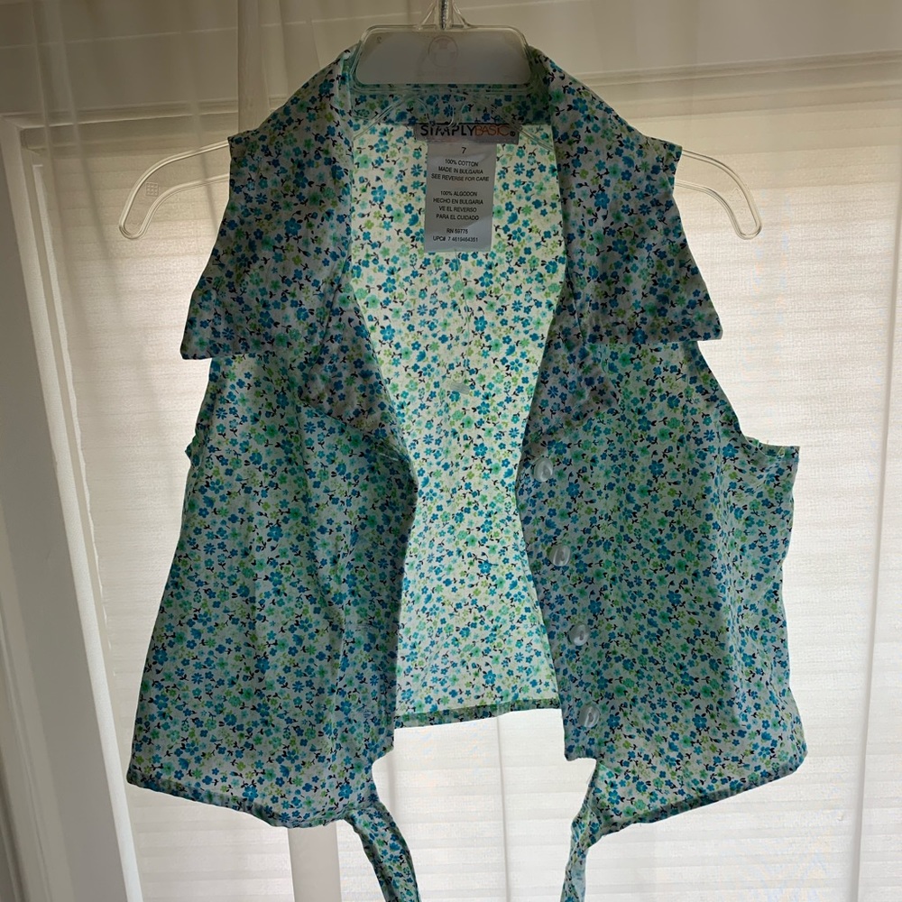 🌼Simply Basic Button Up Flower Shirt Size 7